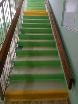 Для ориентирования слабовидящих людей на лестницах первые и последние ступени промаркированы контрастным желтым цветом.