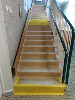 ЗДАНИЕ 1. Для ориентирования слабовидящих людей на лестницах первые и последние ступени промаркированы контрастным желтым цветом.