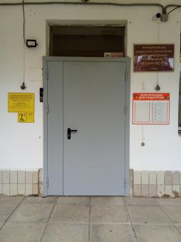 ЗДАНИЕ 1. Центральный вход здания. При входе в здание имеется вывеска с информацией об учреждении. Она выполнена рельефно-точечным шрифтом Брайля на контрастном фоне.